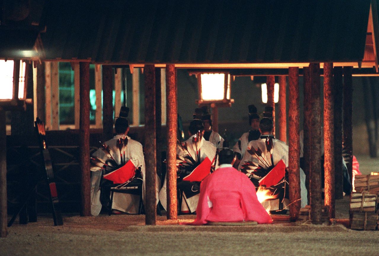 平成時代的大嘗祭「主基殿供餞之儀」中，身著古裝的「衛門參役者」點燃篝火，1990年11月22日，皇居東御苑大嘗宮（時事）