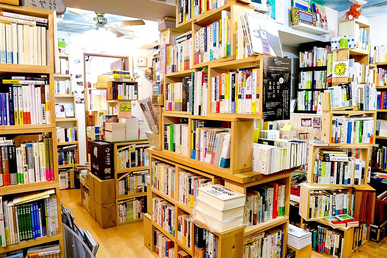 店內擺滿了書架