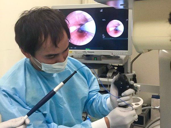 向國外來訪的醫師示範支氣管鏡先端技術(徐立恆 提供)