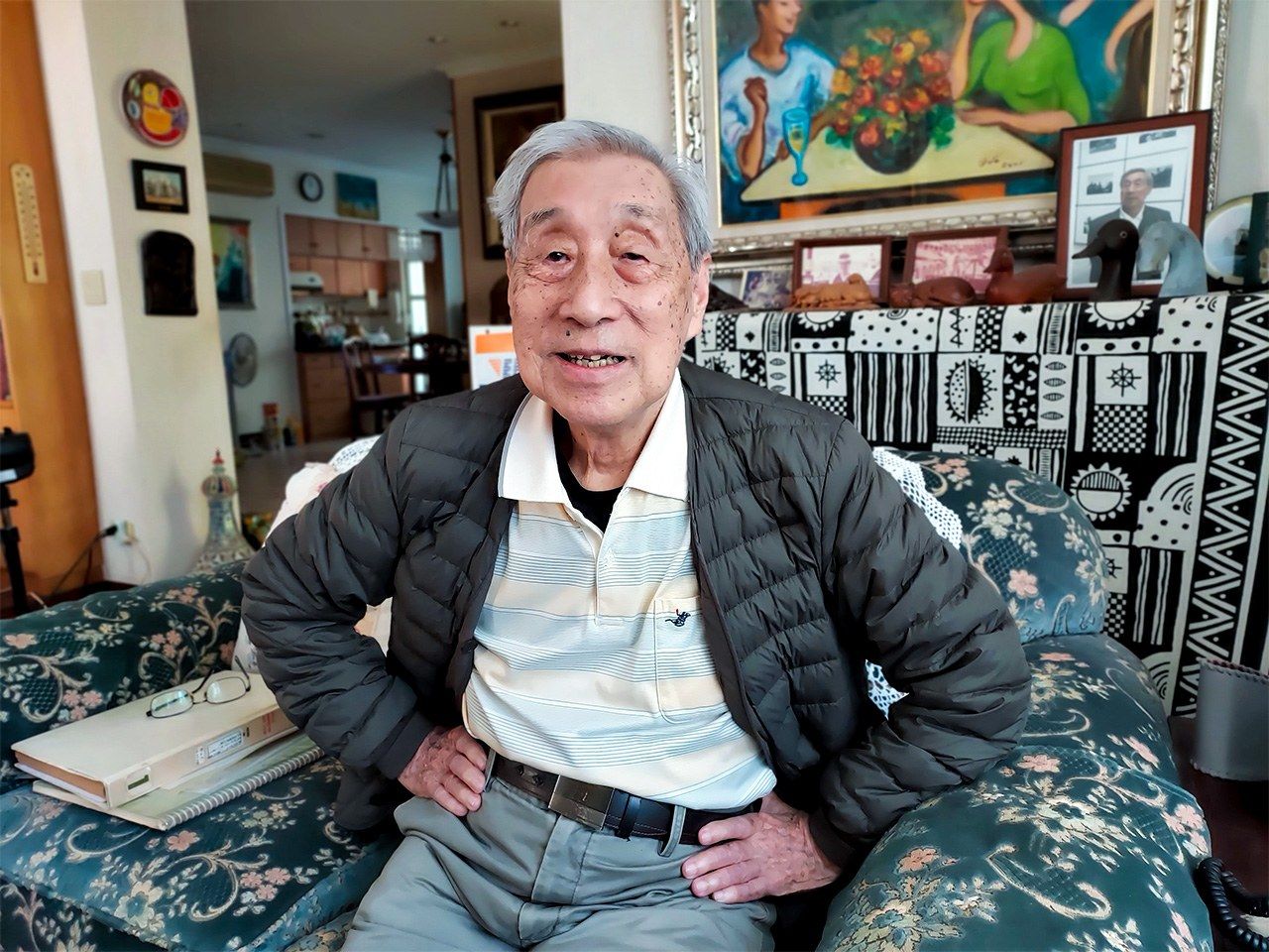 鄧南光的長男，鄧世光。位於台北近郊的家裡。