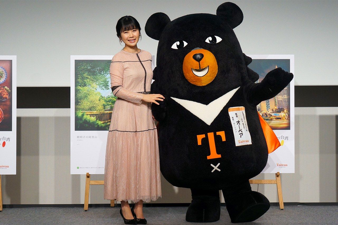 搭配珍珠奶茶概念服裝的福原愛女士（左）和臺灣觀光局的吉祥物Oh! Bear（右）（高橋郁文攝影）