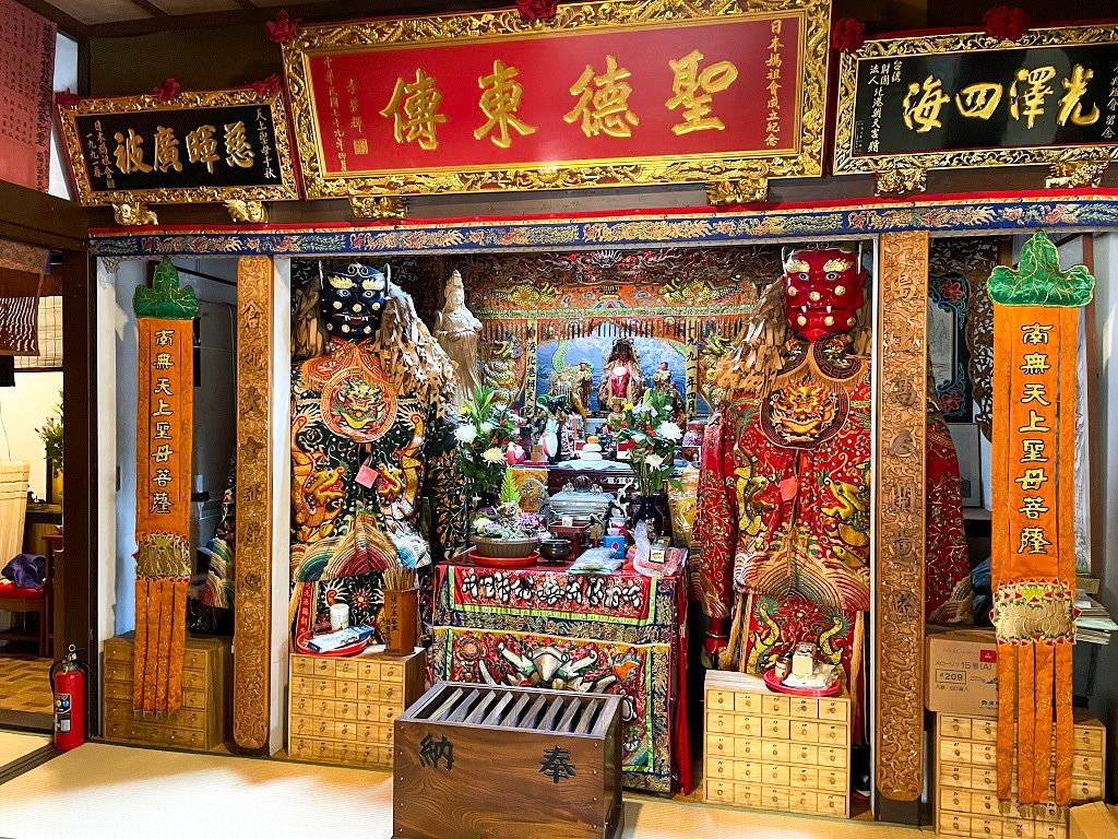 位於福壽院正廳一旁的偏廳，則是供奉台灣傳統信仰媽祖。布置也相當具有台灣風格。（筆者撮影）