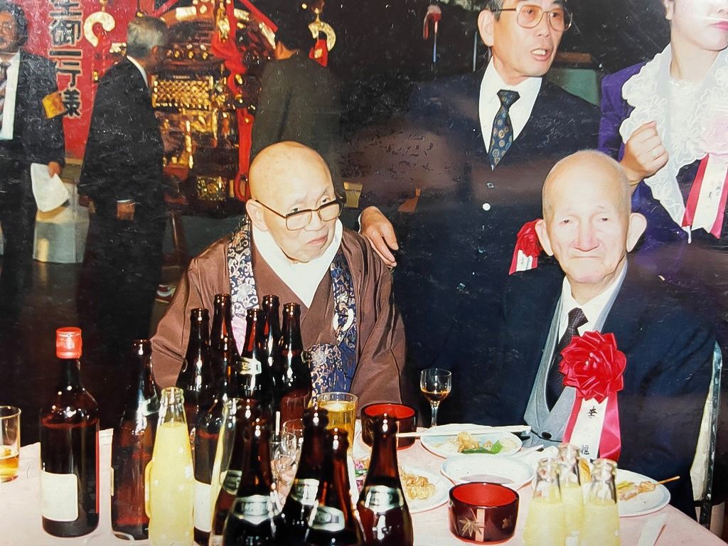 當年住持與李金龍（右）一起在媽祖活動上把酒言歡，高齡的李金龍酒量仍相當不錯。（福寿院提供）