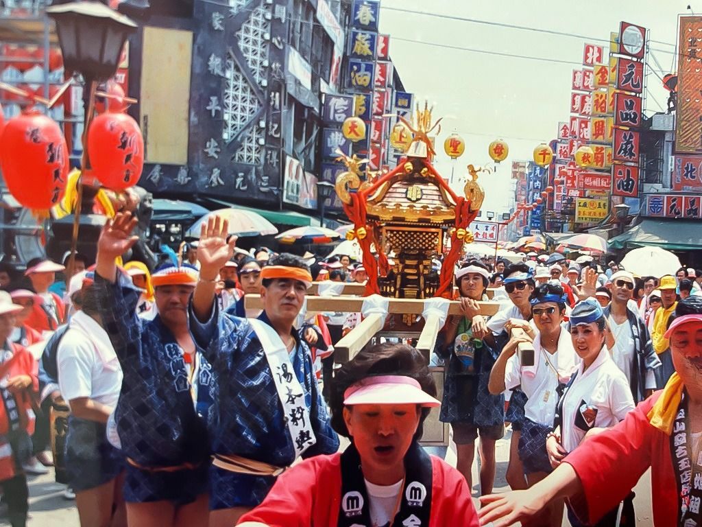 1991年5月福壽院打造日本神龕回贈，在台灣當地的繞境熱鬧非凡。（福寿院提供）