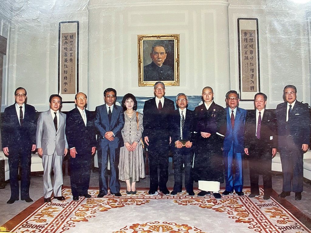 當年曾邀請松根（右四）一行人來台時，前總統李登輝還曾帶他們參觀總統府。（福寿院提供）