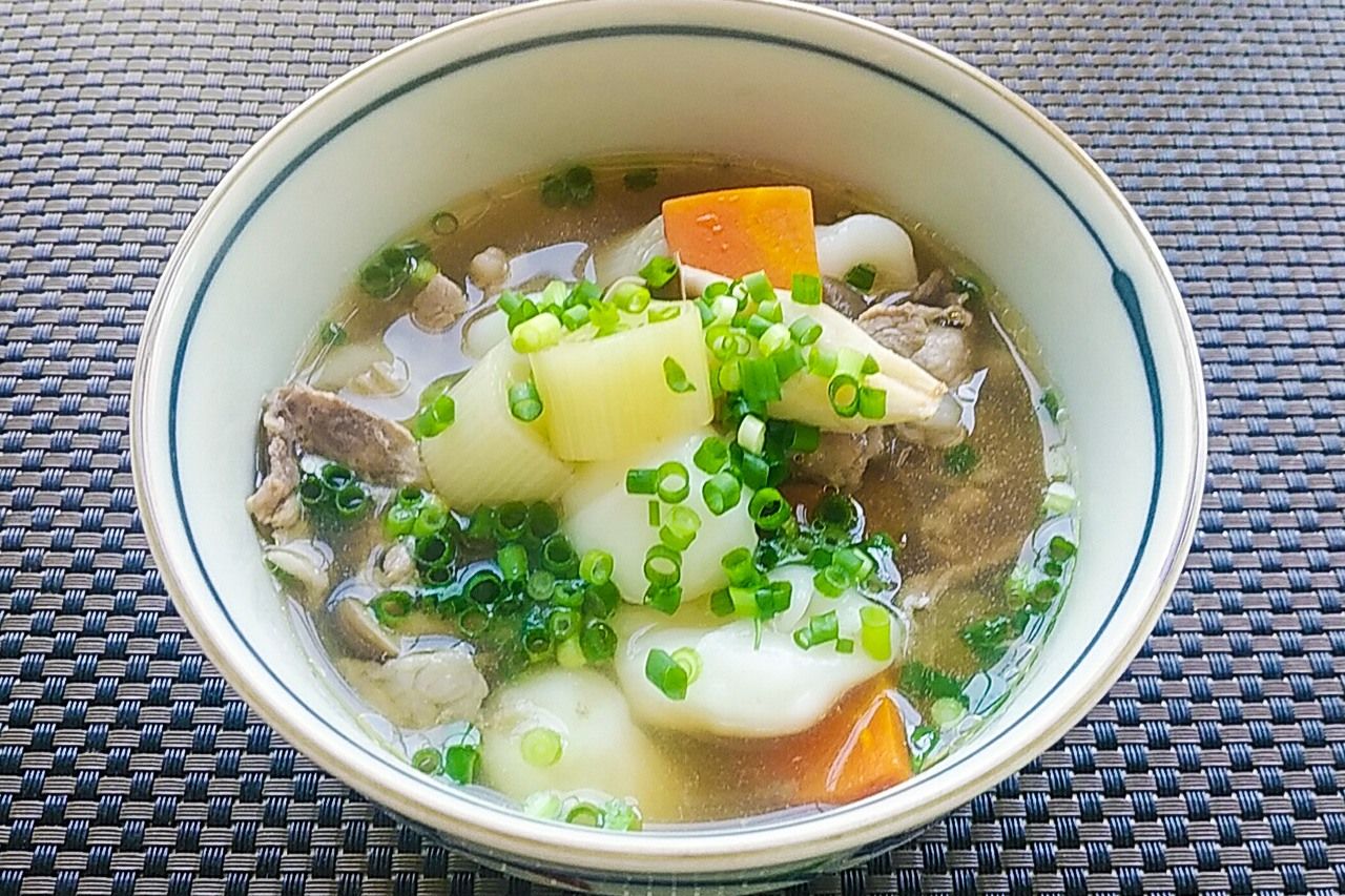 在清湯或味噌湯中添加水團，可以製成一頓簡餐