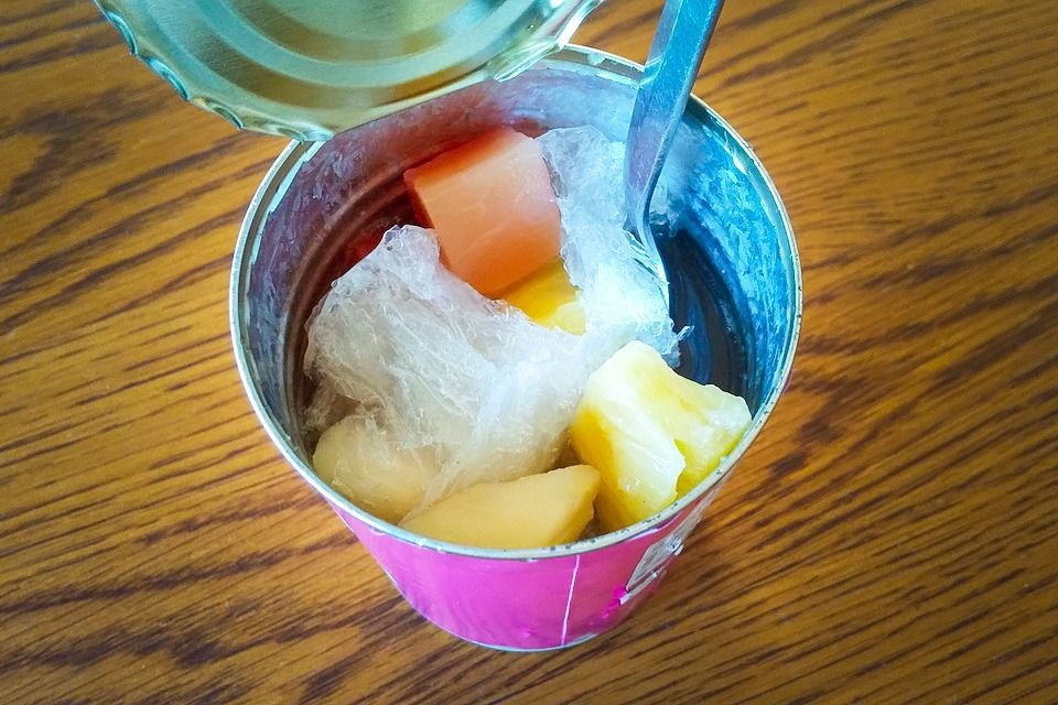 將棒狀洋菜撕成小段後放入水果罐頭,5分鐘後就會吸水變軟