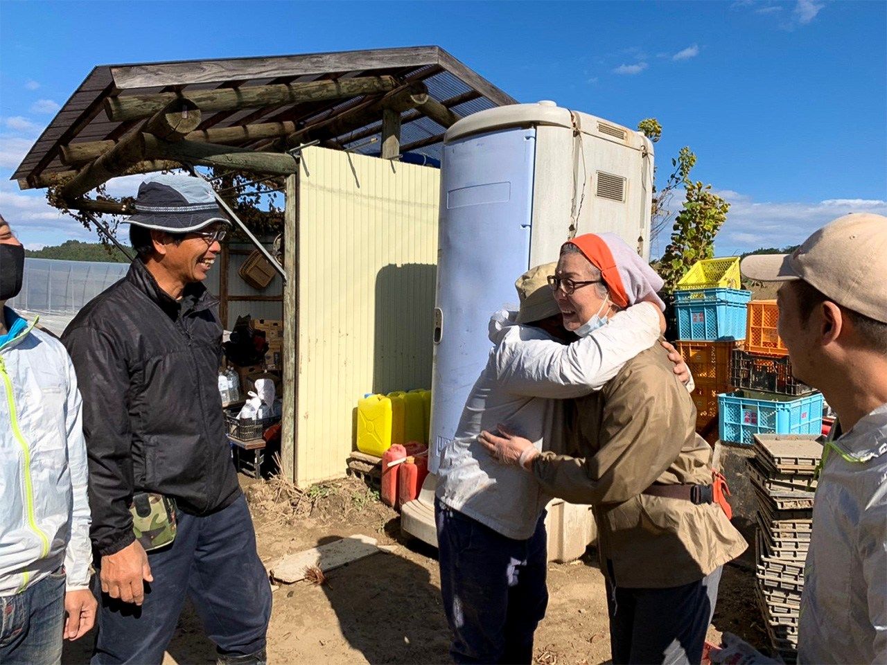 志工們被當地居民感謝之一幕(陳一銘先生提供)