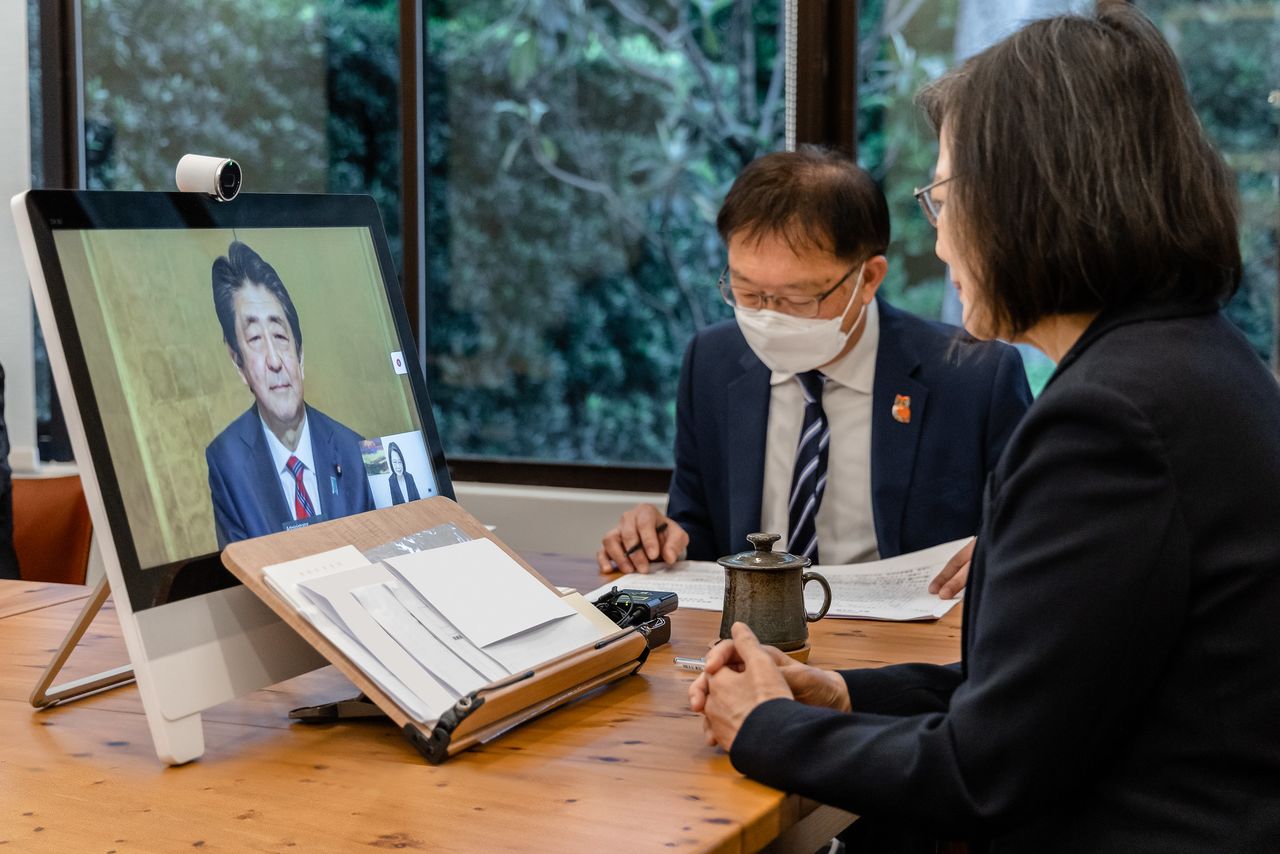 蔡英文總統與日本前首相安倍晉三的線上會談。