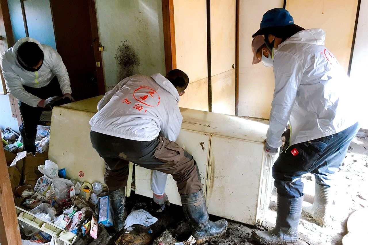 來自臺灣的志工們從事重建工作時的場景(陳一銘先生提供)