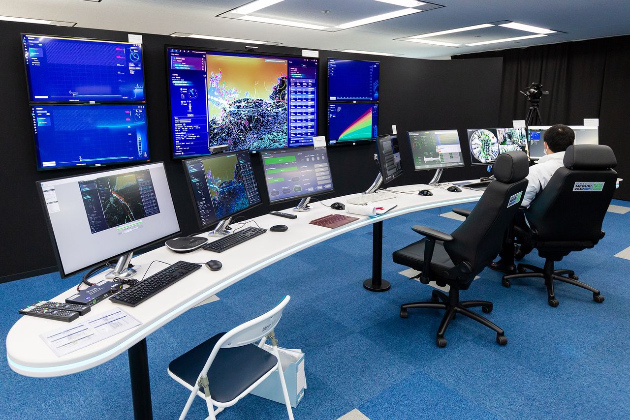 陸上支援中心設在JR海濱幕張站附近的幕張高科技園