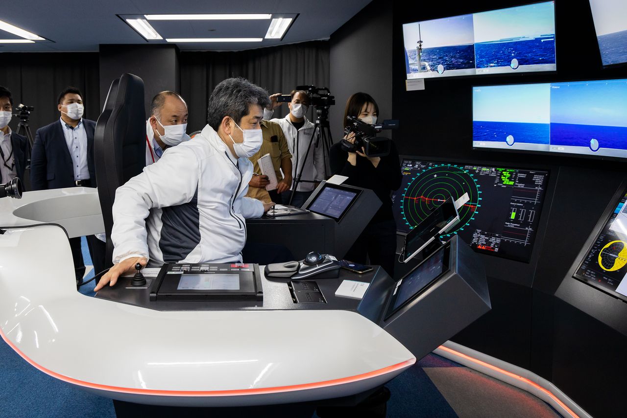 桑原悟正在調整船舶航行速度。在遠程操控期間,控制台邊緣的LED燈會變成紅色