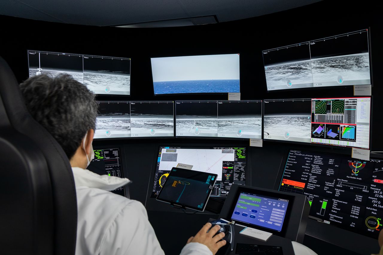 在夜間實施船舶遠距操控時啟動紅外線攝影機,其視覺感知能力高於人眼