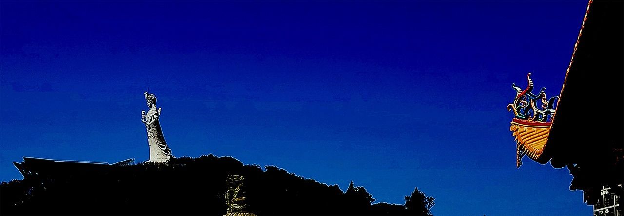 從馬祖境天后宮可看到矗立山頭的媽祖巨神像正在守護著馬祖的航海安全。