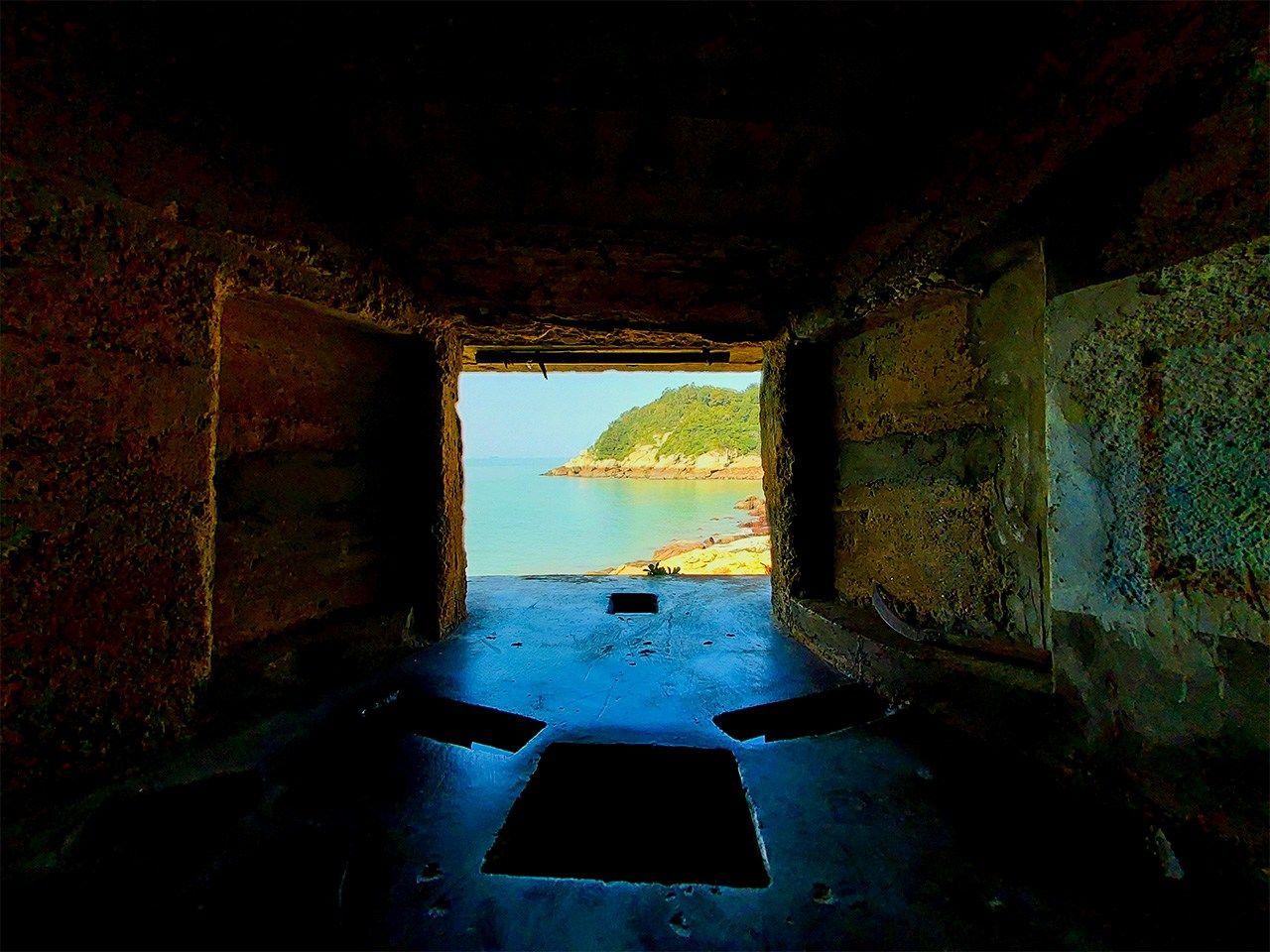 從軍事據點的射撃哨口眺望大海時,手機收到了「國際漫遊」的通知。