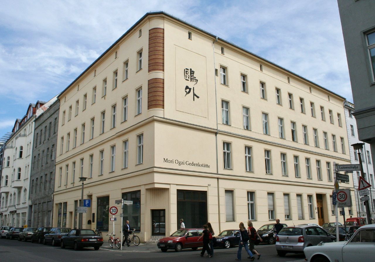 外牆上設計了「鷗外」書法字樣的德國森鷗外紀念館。鷗外柏林留學時最早租的房子就在這裡（時事）