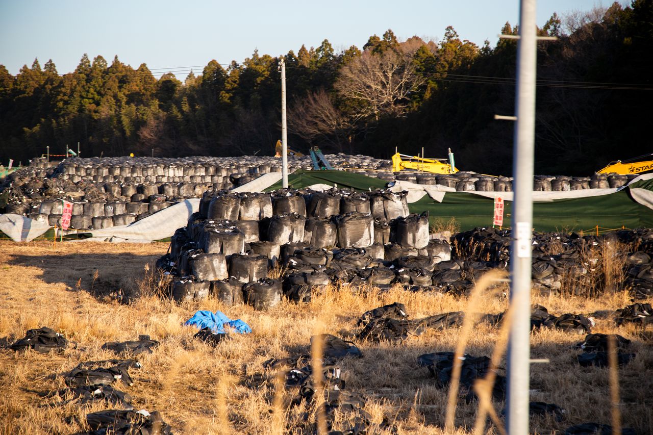 「SHIMAMURA」門前的馬路對面，大量裝滿核廢料容器堆積如山