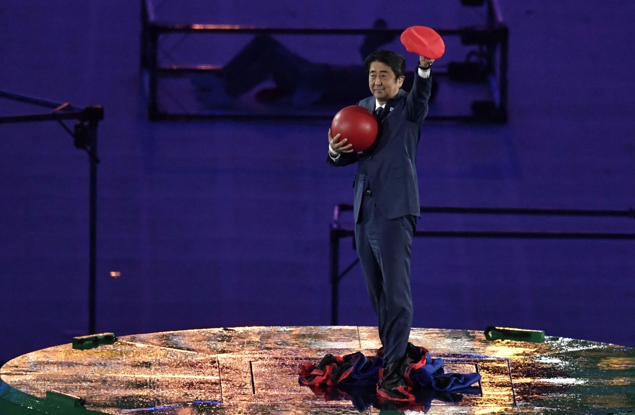 在里約奧運閉幕式上，安倍以下屆奧運舉辦國首相的身份扮成超級瑪利歐登場，引發會場一片沸騰，2016年8月21日（AFP）