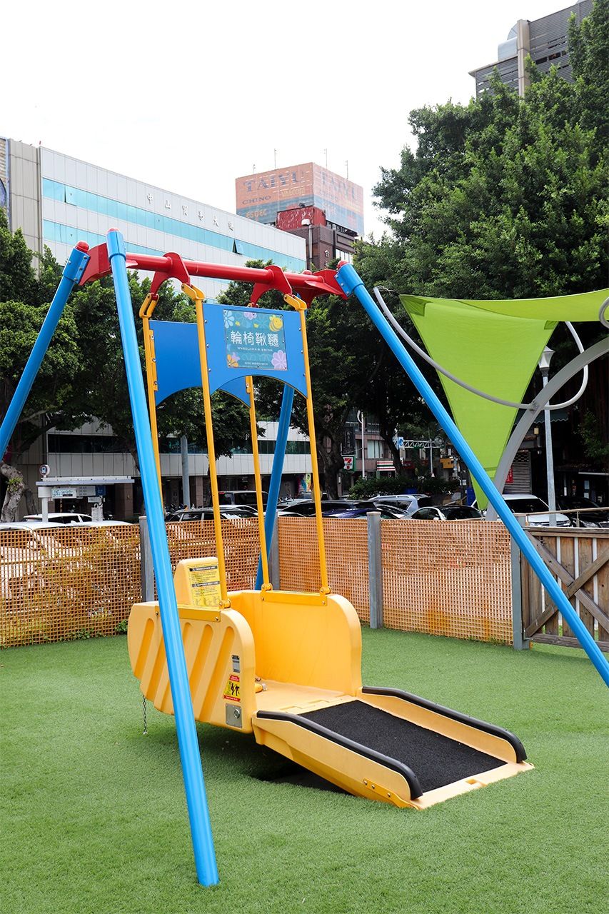 花博公園裡設置的鞦韆可供坐輪椅者遊玩（筆者攝影）