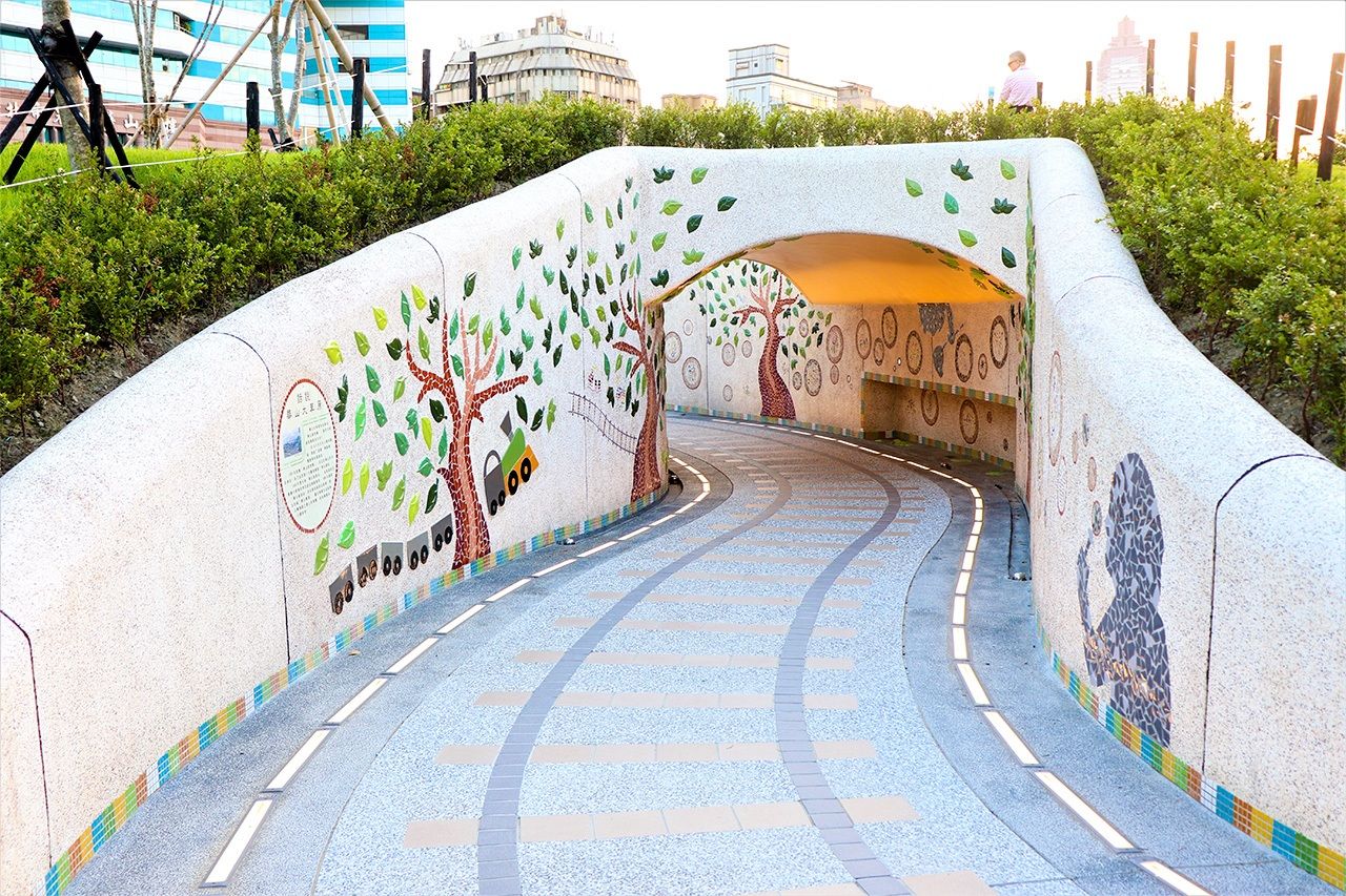 隧道靈感源自從前的華山車站，裡面還有小孩親手貼上的磚畫（筆者攝影）
