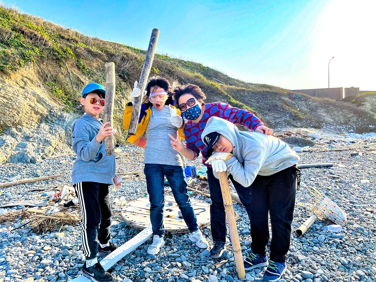 鄭惠琴與孩子在東莒猛沃港合影，老師的課程設計經常以海廢及在地原生種為教材。（鄭惠琴提供）