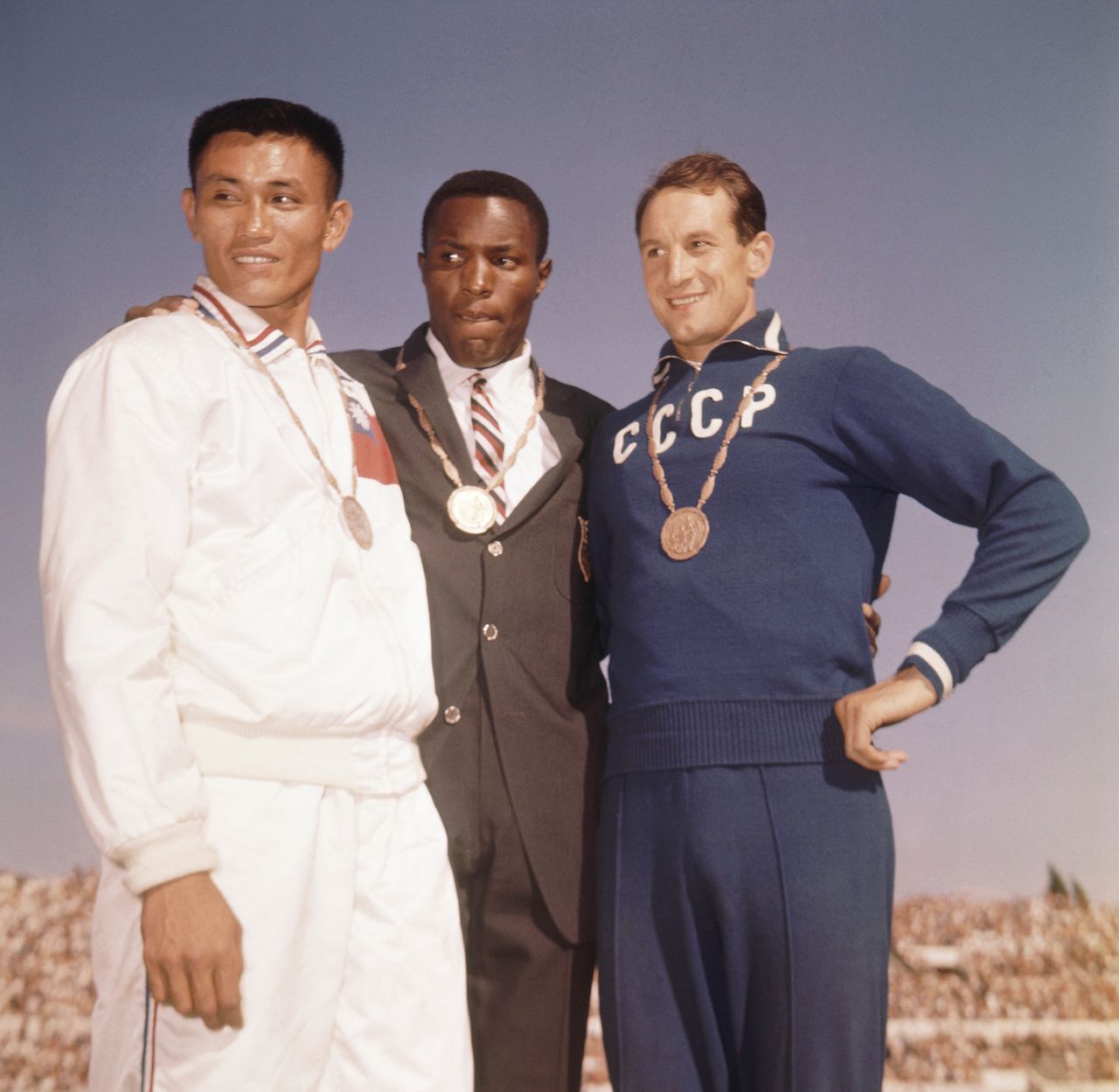 1960年羅馬奧運十項全能競賽中，楊傳廣（左）獲得銀牌（AP / Aflo）