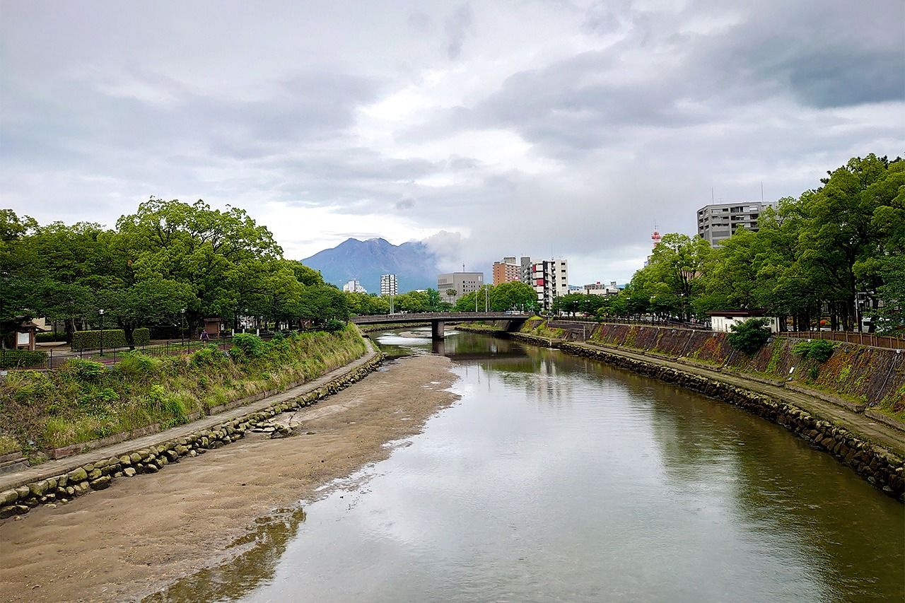 從甲突川遠望櫻島 Ⓒ李琴峰