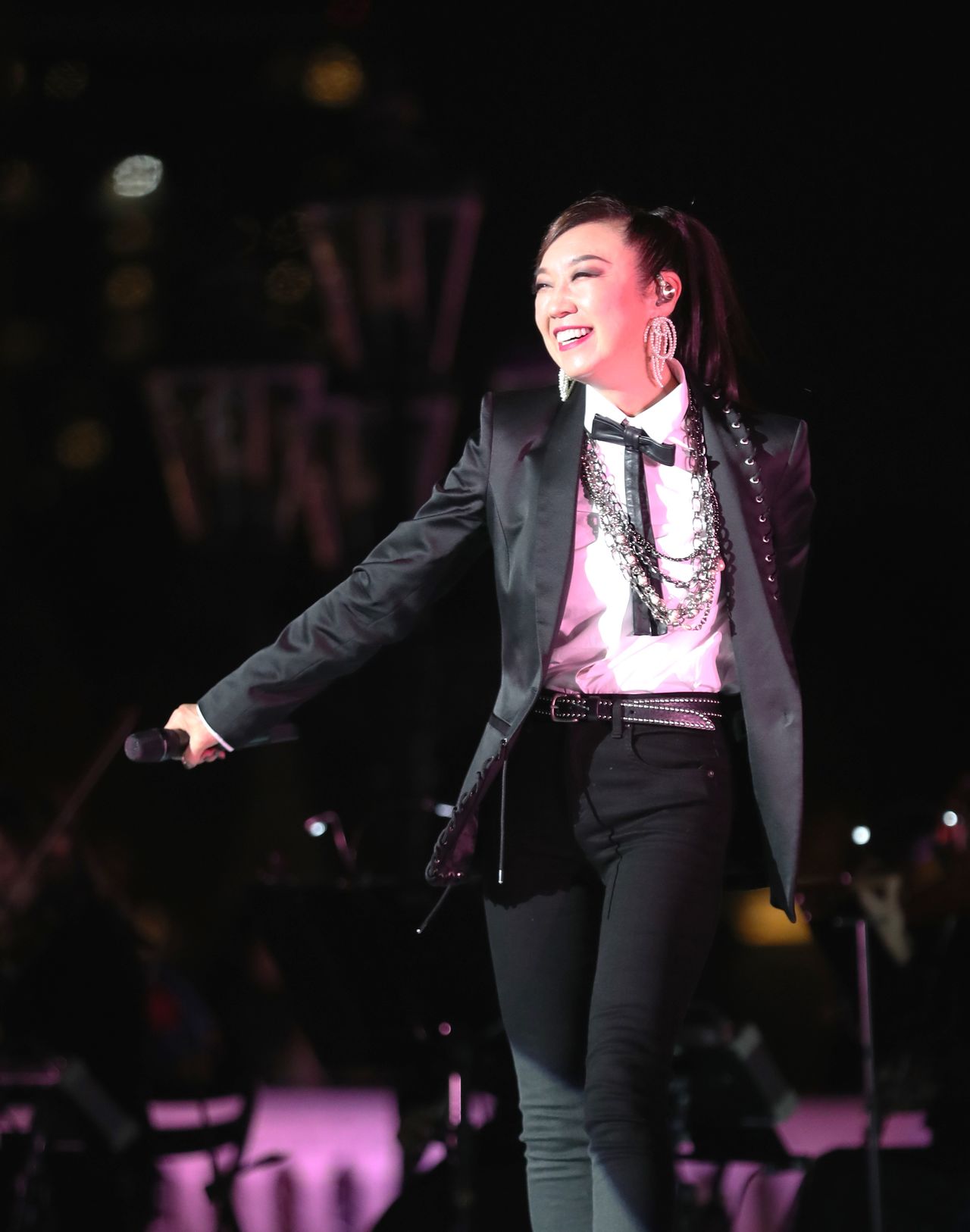 滑雪開幕式上一展歌喉的松任谷由實,2019年11月5日,東京都澀谷區(時事)