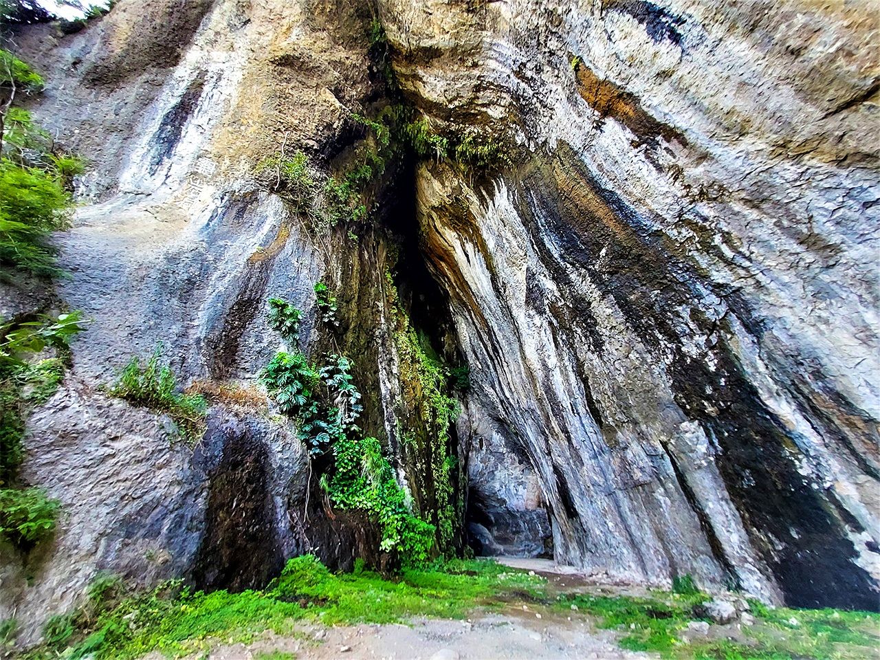 臺東縣長濱鄉的旅遊勝地・八仙洞。距今至少3萬年前左右，這裡有人類生活的痕跡。