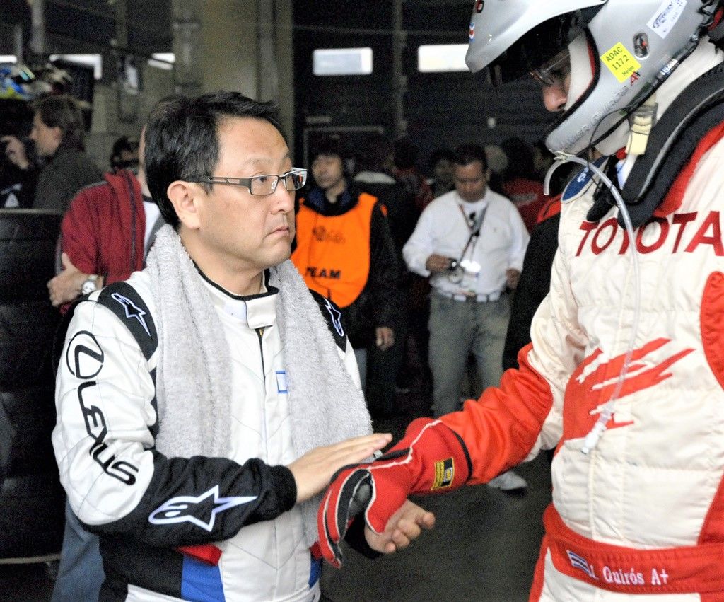 豐田章男（左）在紐柏格林24小時耐力賽上與隊友交流。他以「MORIZO」的車手別名親自出戰，2009年5月22日於德國（共同）