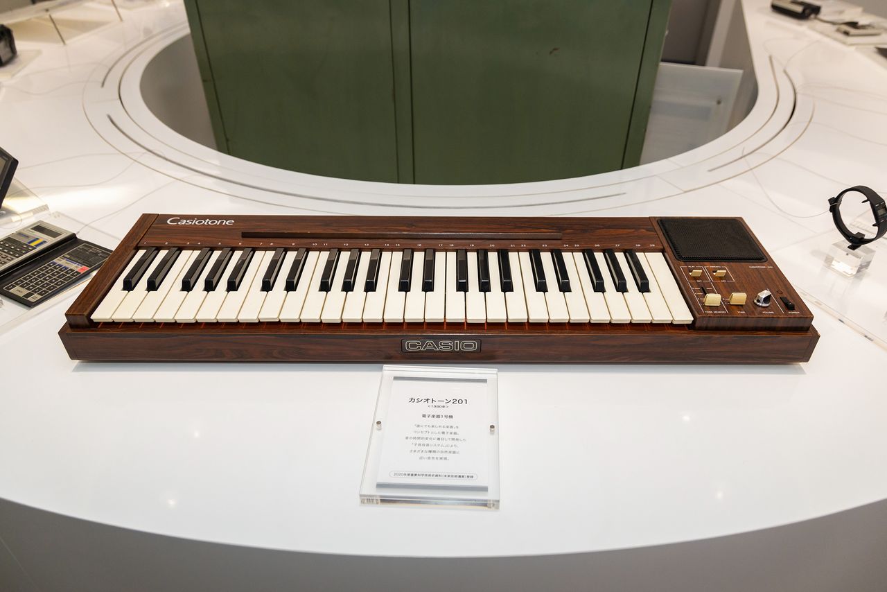 Casio總公司展櫃裡展示的第一號電子樂器「Casiotone 201」，能夠演奏29種樂器音色