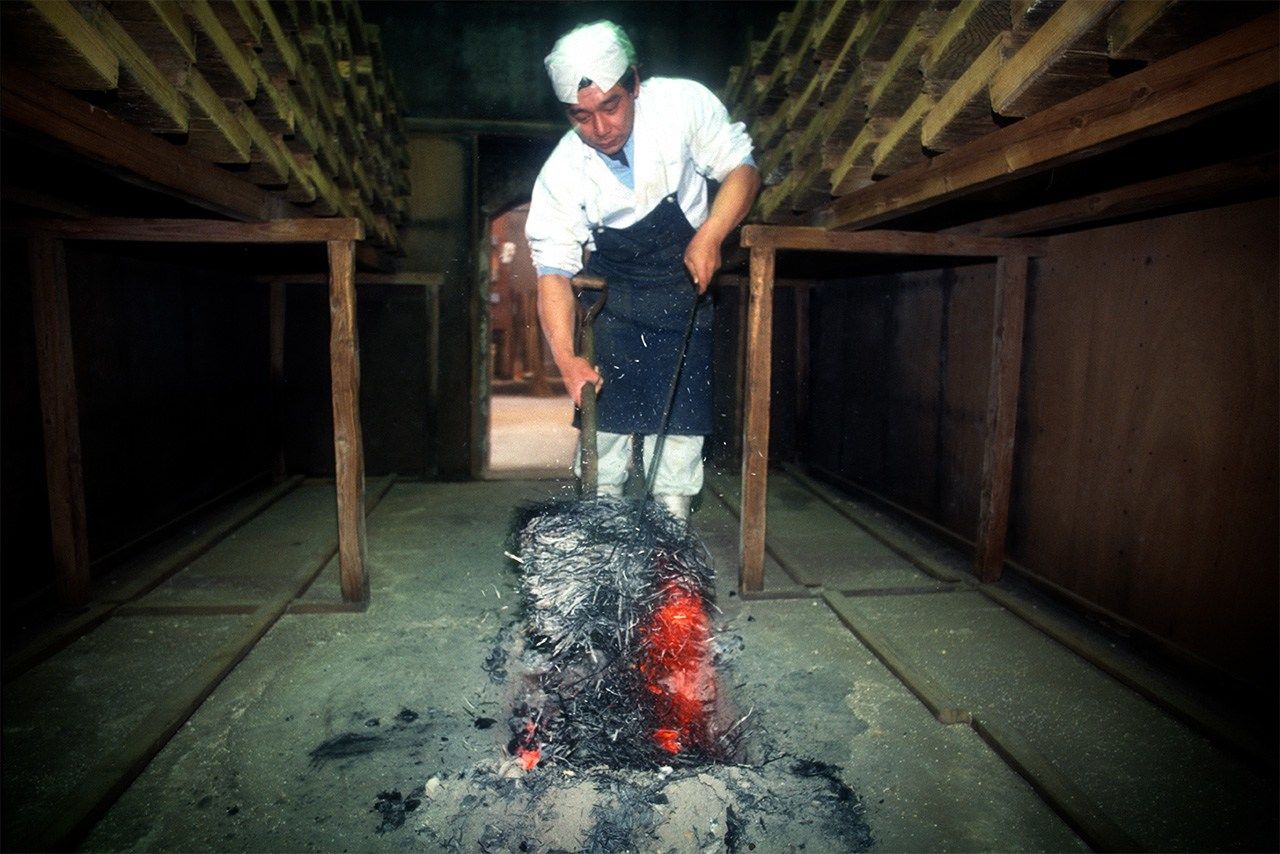 為保持麴黴菌培養室內的溫度而生起的炭火地爐