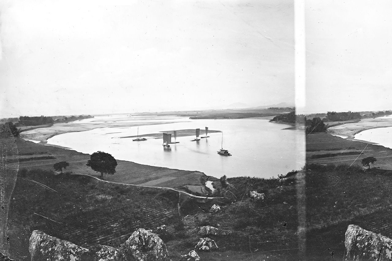 蘇格蘭攝影師約翰·湯姆森（John Thomson；1837-1921年）於1871年拍攝到的打水灣。可以看到正中央一帶有湧泉流向灣口的溪流。（出典：wellcomeimages）