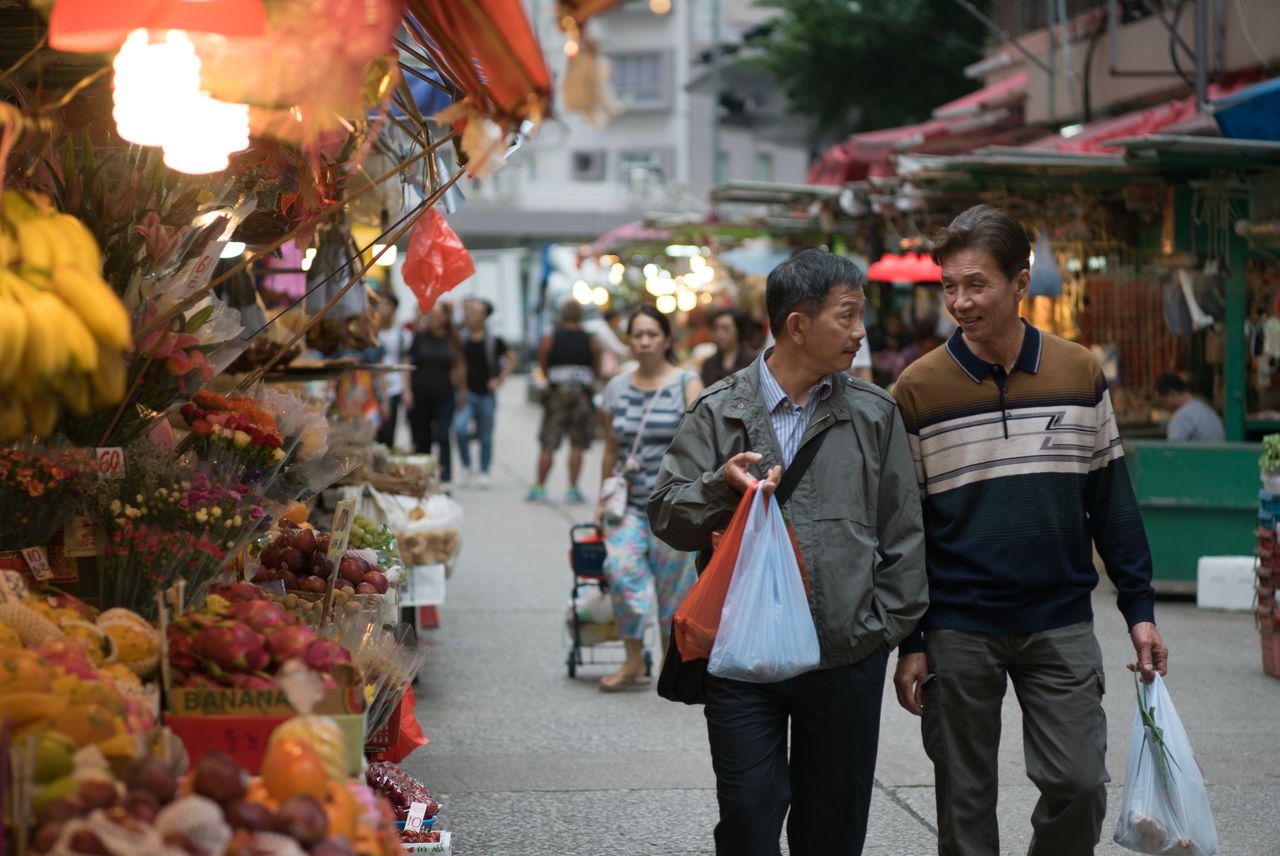 電影《叔・叔》內。左邊為香港資深演員袁富華、右邊為太保。透過描繪銀髮族的同性戀與老化問題，與香港的同志社群「當下」的傑出作品。©叔・叔
