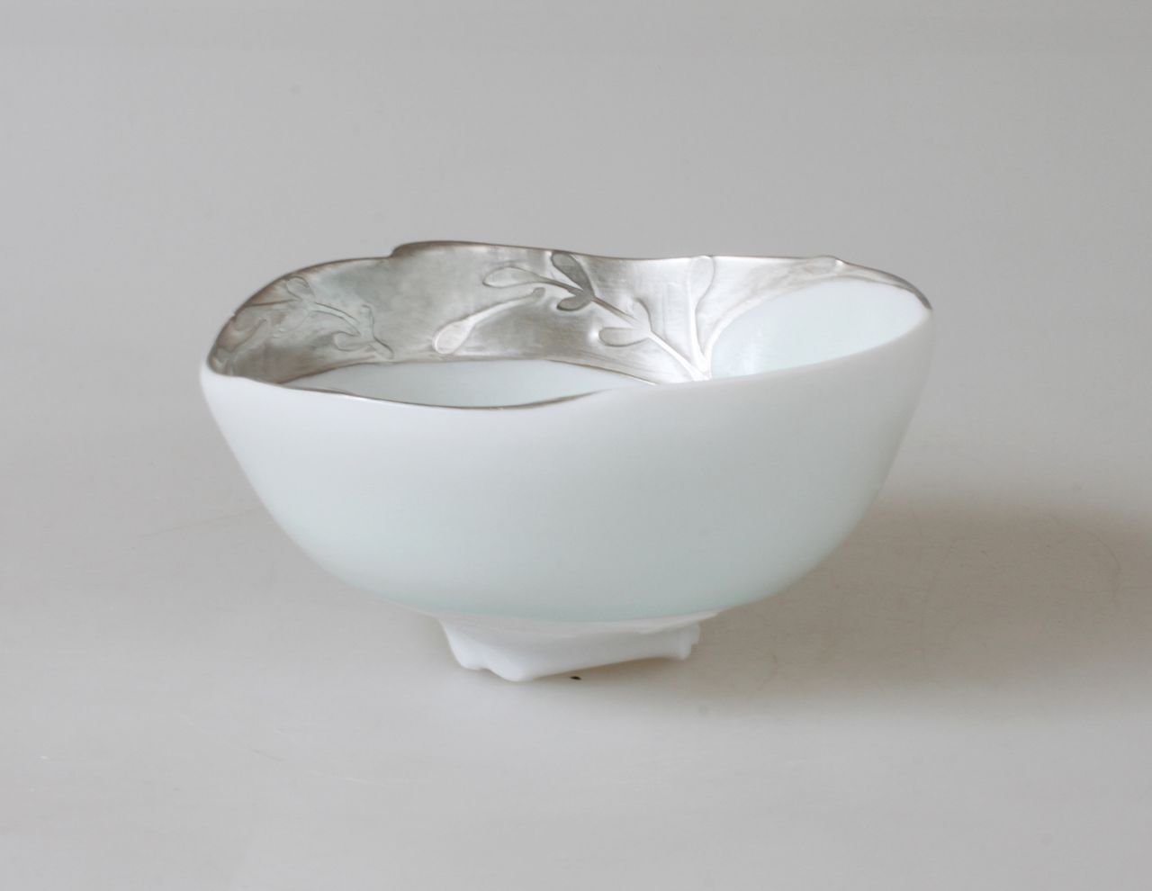 《銀白風景》（白瓷・影青釉・銀彩）。鍾雯婷於金澤卯辰山工藝工房製作的茶碗