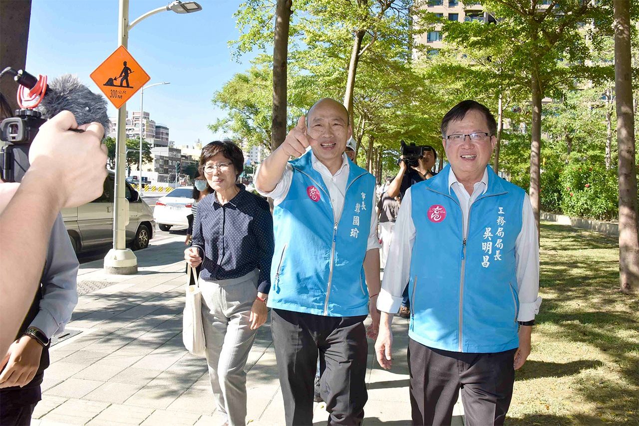 韓國瑜在罷免投票前，依舊勤跑基層。（高雄市政府提供）