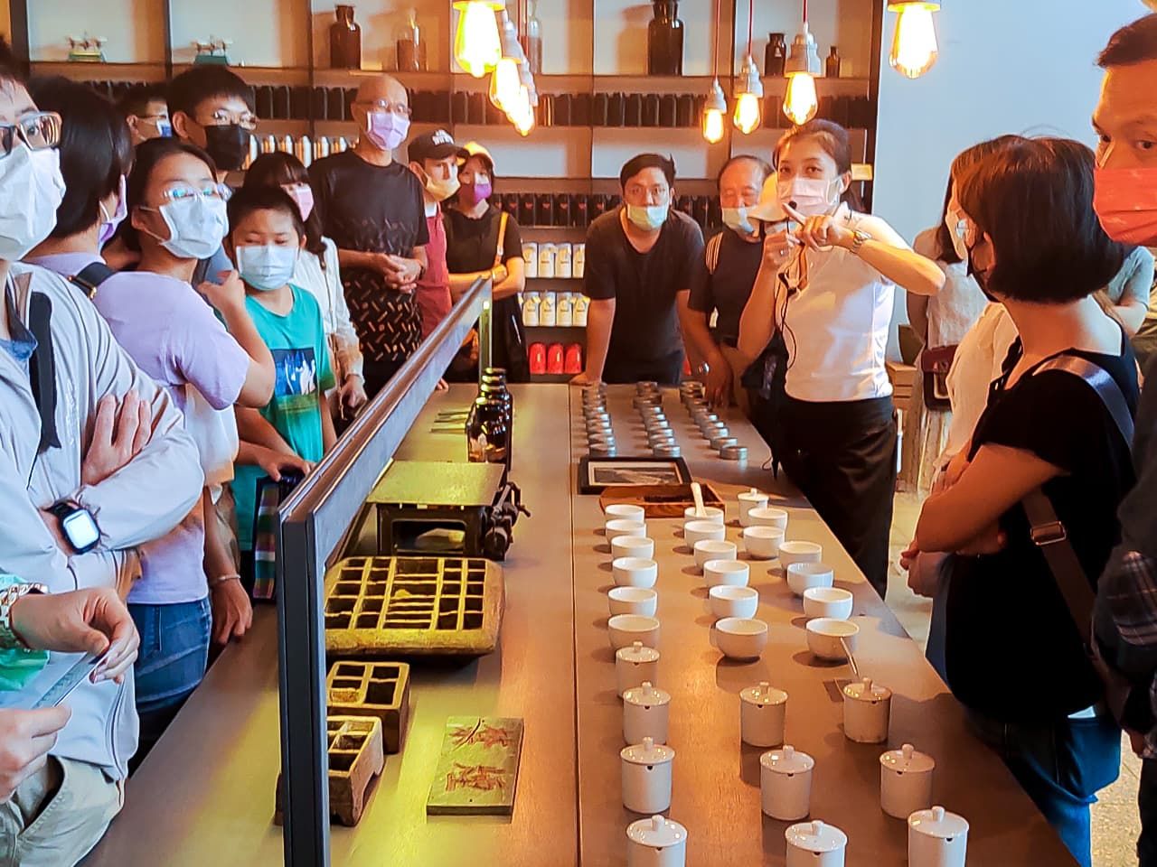 參觀大溪老茶廠的旅行團，遊客們正在聆聽導遊的解說。