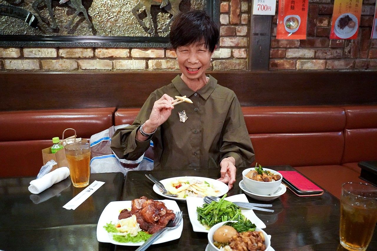 安村女士在新宿的臺菜餐廳品嚐茭白荀等臺灣料理（筆者攝影）