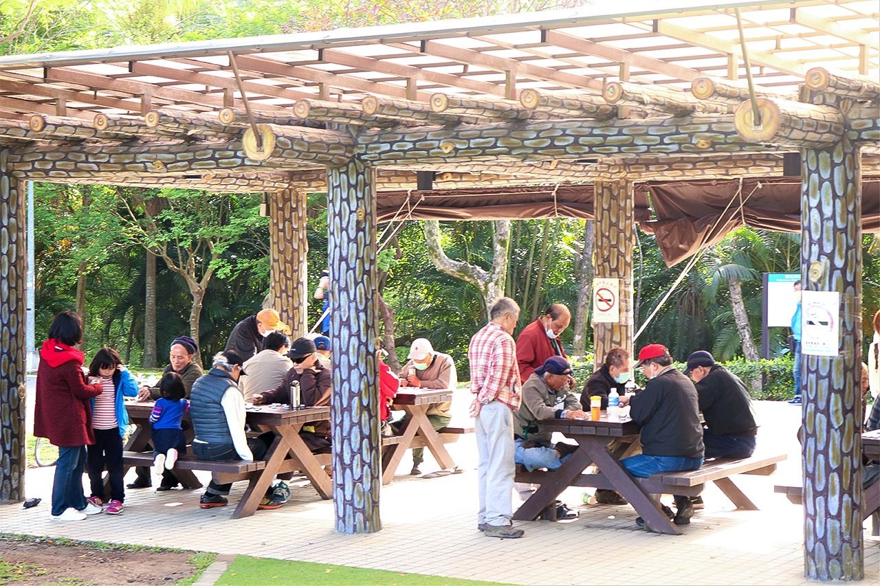 南港公園涼亭成為民眾下圍棋或象棋的休閒場所（作者攝影）