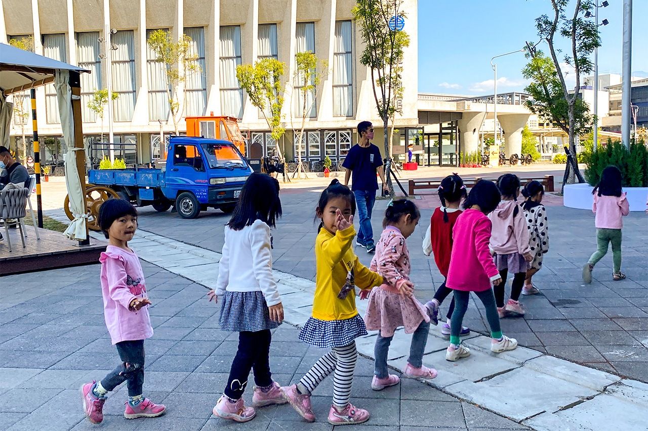 與老師一同進去潮州鐵路園區內參觀的臺灣小學生們