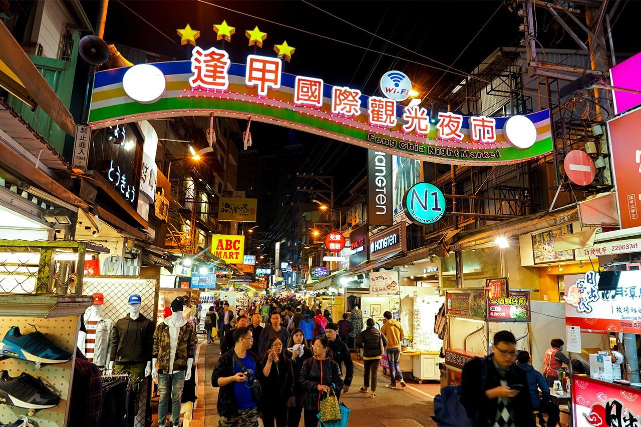 位於台灣台中市的「逢甲觀光夜市」（攝影・Miyaji Shingo）。