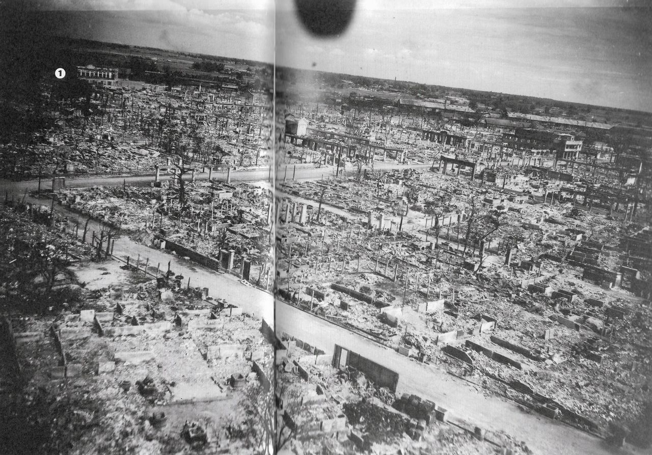 1945年5月11日的嘉義市街（甘記豪《米機襲來》前衛出版、p.170-171、甘記豪提供）