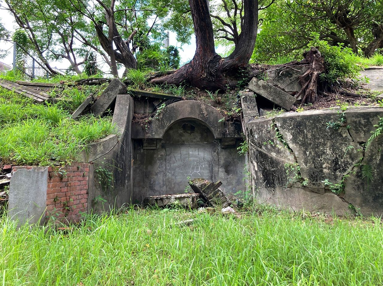 位於舊臺南縣知事官邸後面的巨大防空壕（筆者拍攝）