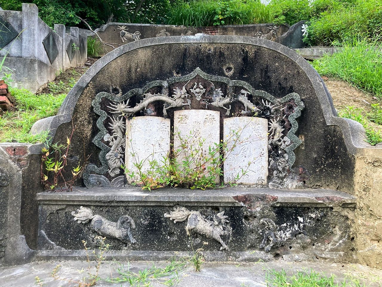 南山公墓內的咸豐海澄劉家墓。附近有碉堡（筆者拍攝）