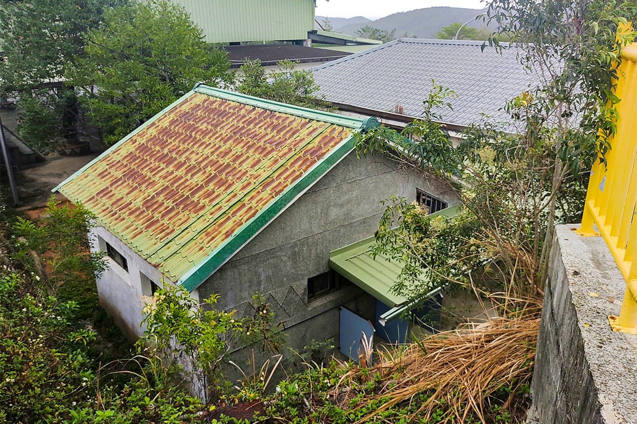 繞到工廠遺跡的後面，有棟像是建於日本時代的建築物仍保留至今。