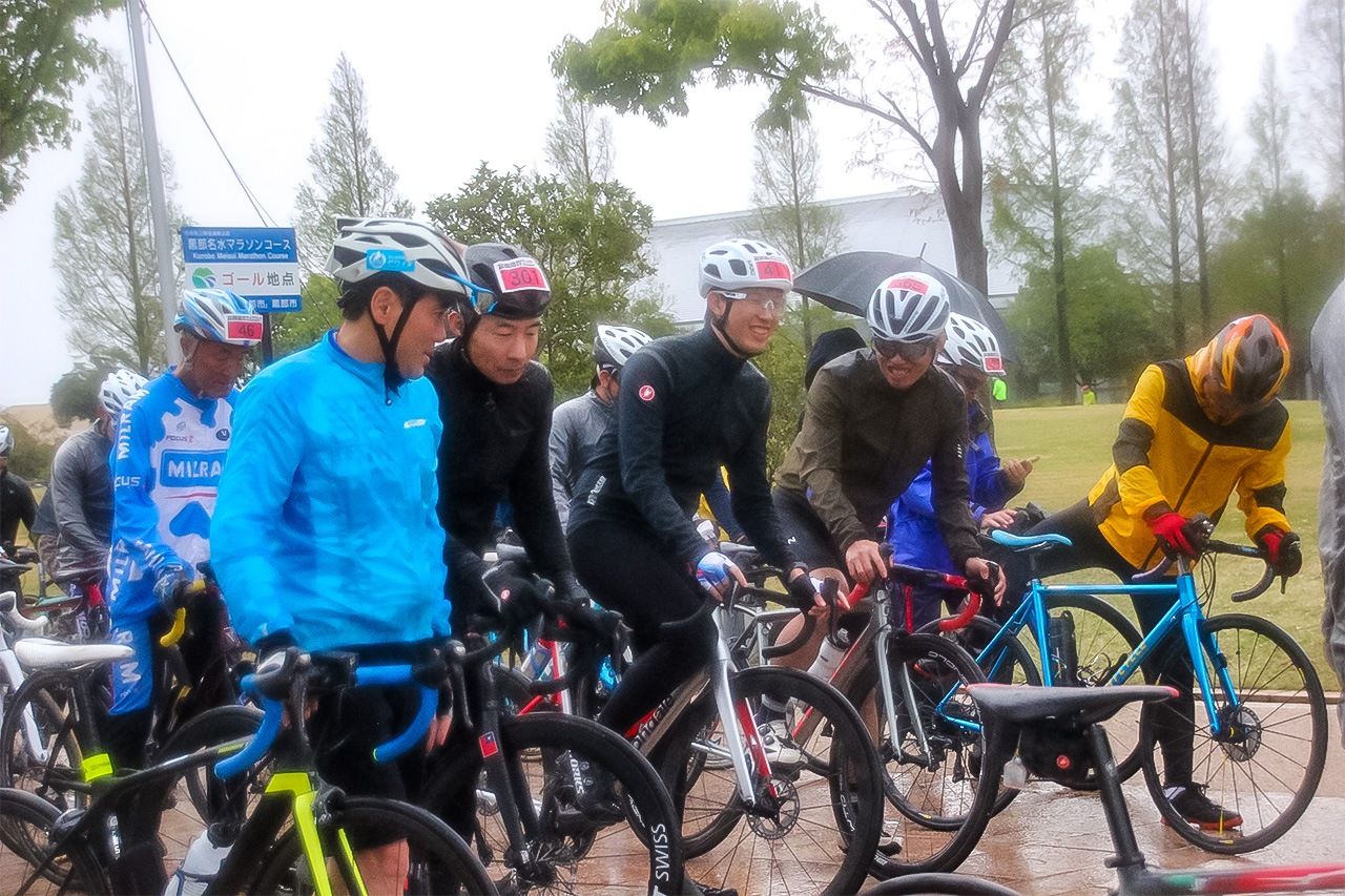 即使下著綿綿細雨也不以為意，臺日單車騎士們彼此交談甚歡（筆者攝影）