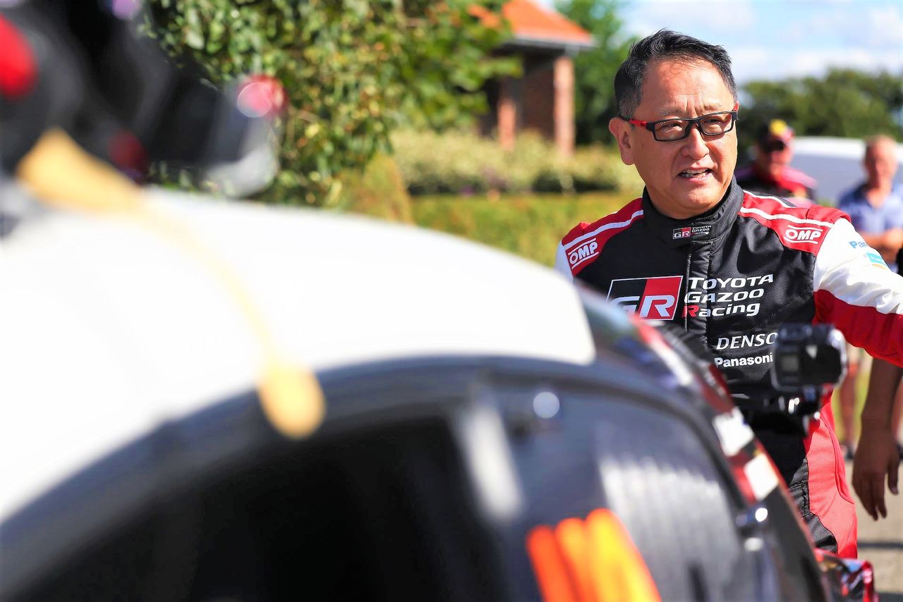 在2022年8月比利時舉行的世界拉力錦標賽（WRC）上，豐田章男以「Morizo」的名字駕駛氫動力汽車GR Yaris。除了親自上陣參加比賽外，他還在車輛研發過程中擔任評估車手（豐田汽車公司提供）