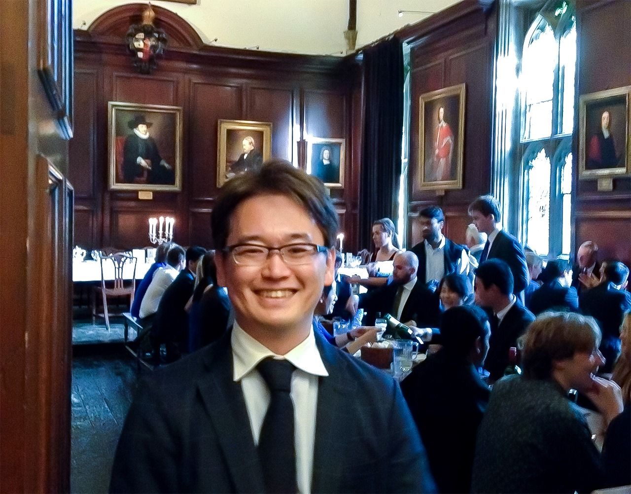 2017年，在任職的劍橋大學參加聚餐