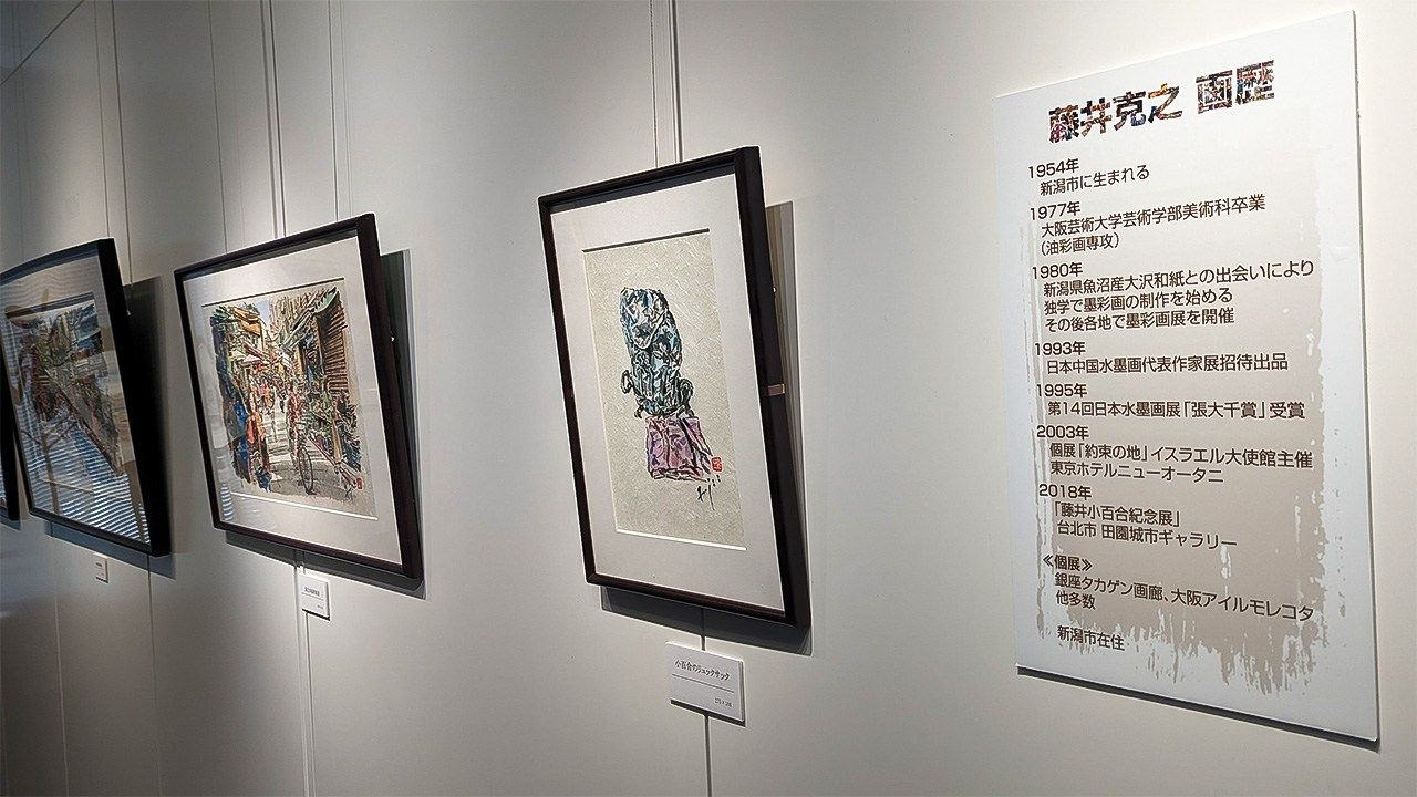 藤井克之今年3月在臺灣文化中心開展，第一張畫就是女兒生前使用的背包和圍巾