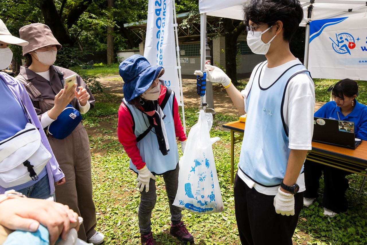 選手們注視著稱重結果,臉上充滿了緊張和興奮